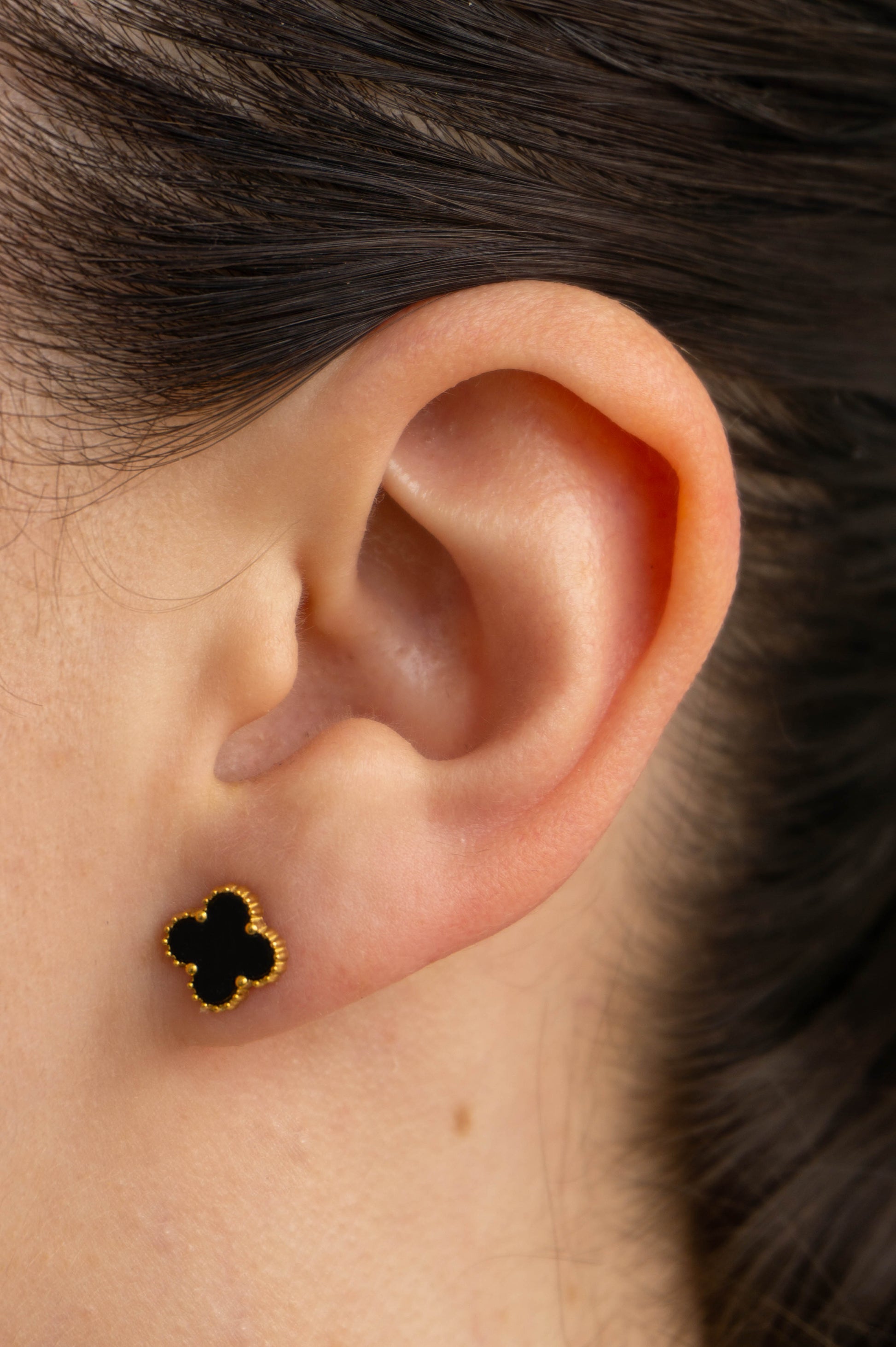 Aretes Topo Trébol Negro Oro Texturizado
