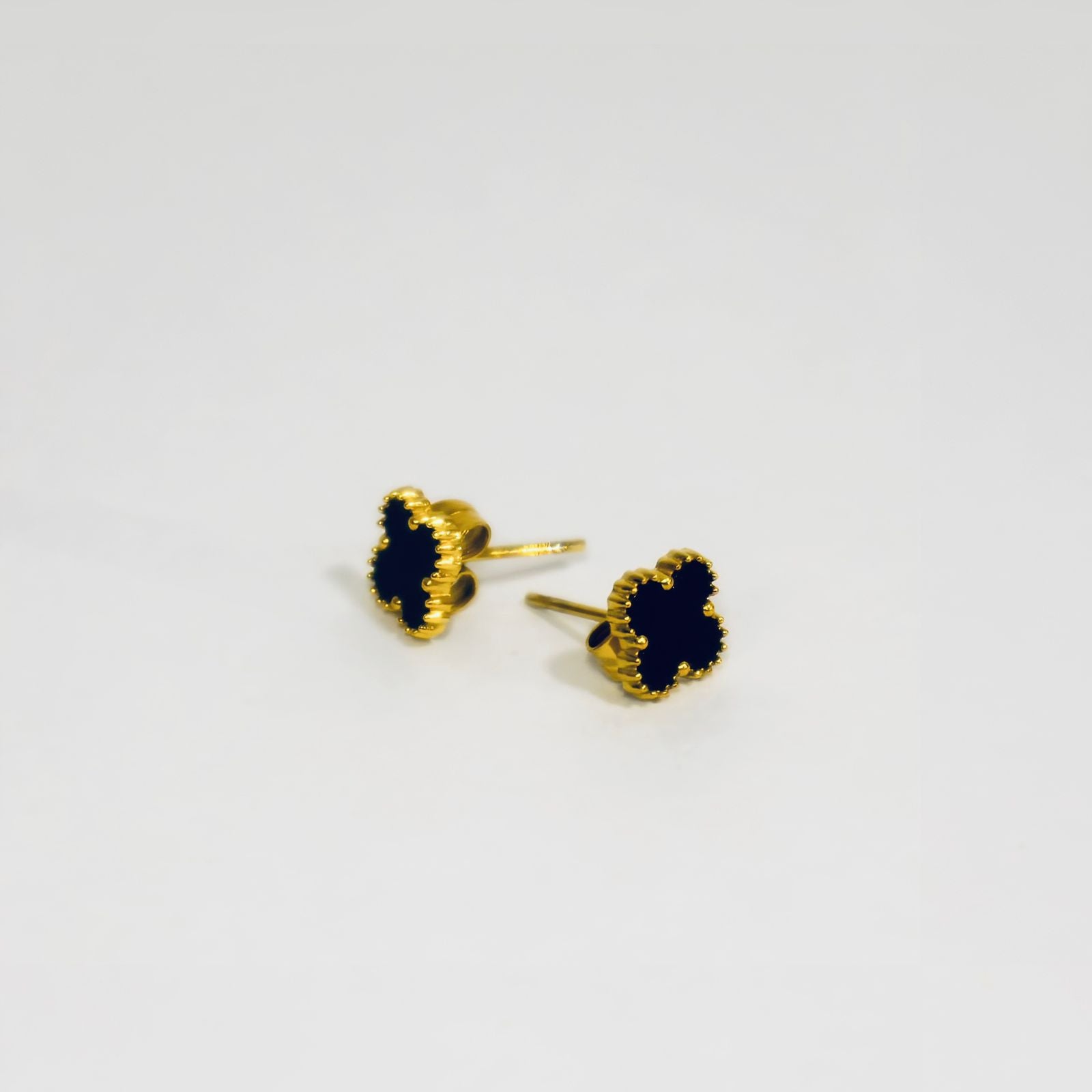 Aretes Topo Trébol Negro Oro Texturizado